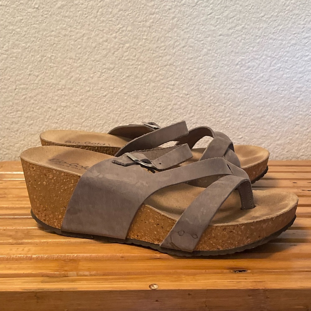 Cute Bio-Gold sandals